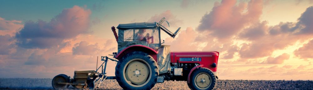 Tractor trabajando la tierra