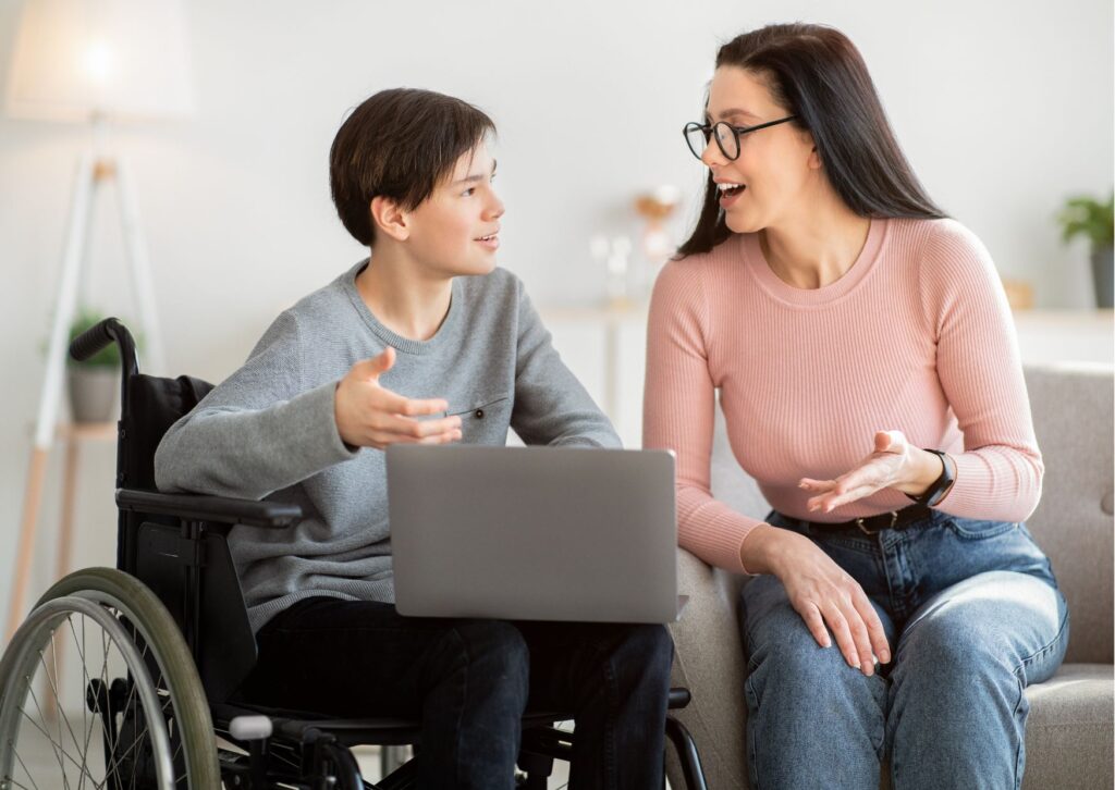 Adolescente con ataxia de Friedreich, una enfermedad rara, en silla de ruedas.